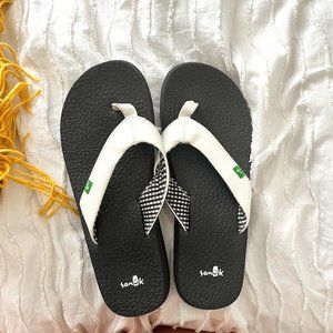 Gently Used Sanuk Women's Flip Flops size 8/8.5!